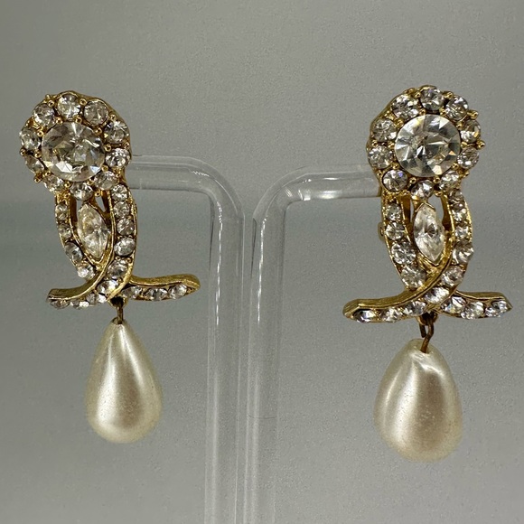Jewelry - Vintage Faux Drop Pearl Rhinestone clip earrings